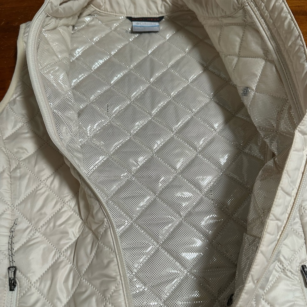 Columbia Quilted Vest in Light Beige - Picture 3 of 5